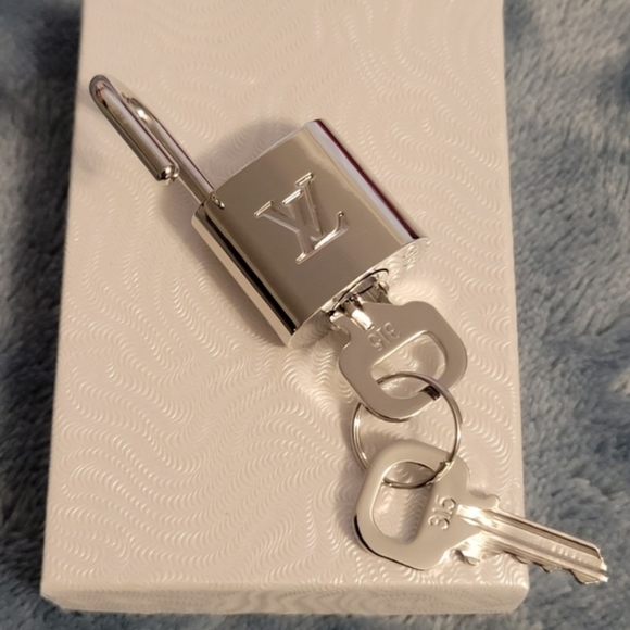 Louis Vuitton Silver Padlock with Keys - Picture 11 of 11